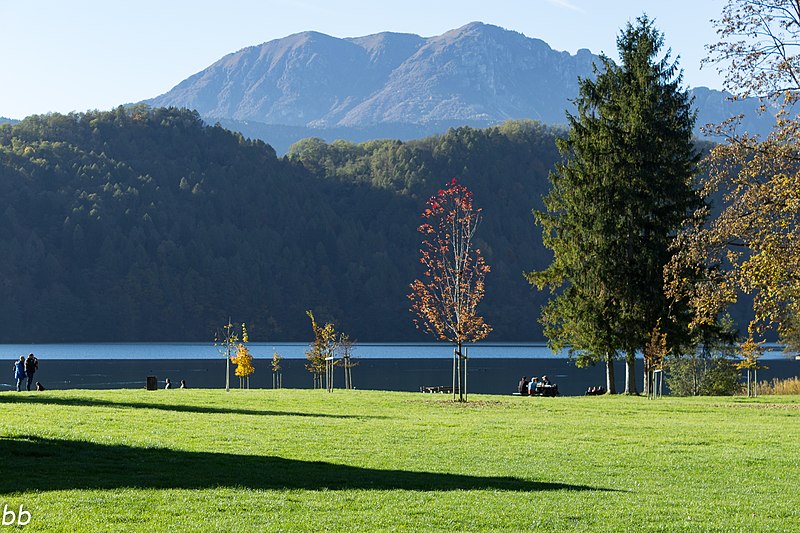 Lago de Levico en otoño