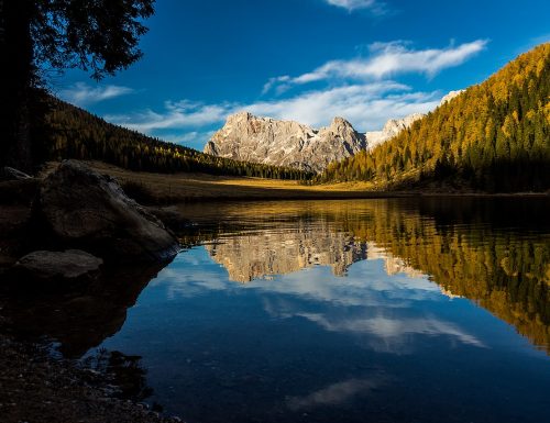 Lago de Calaita: Espejo donde se reflejan los Dolomitas